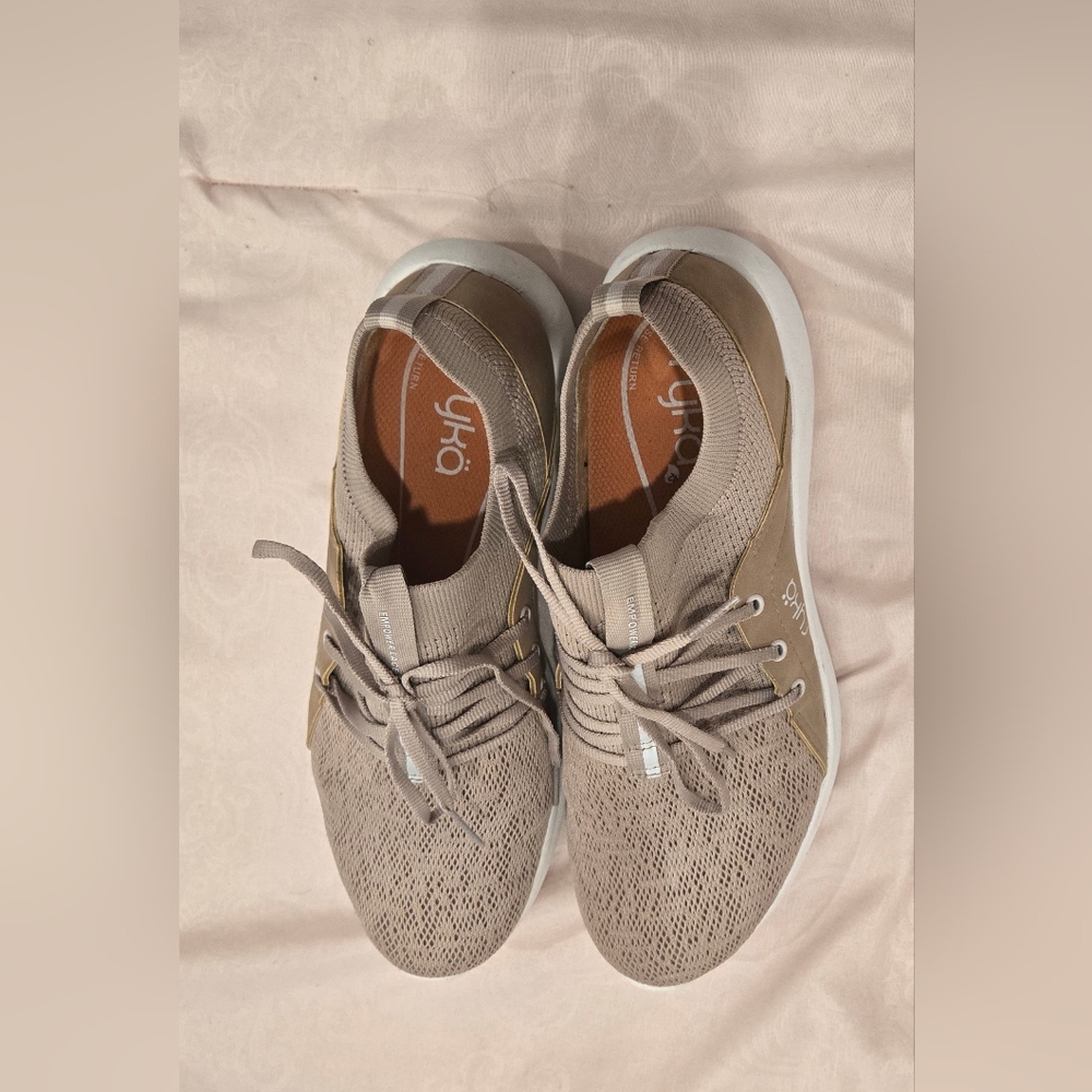 Ryka Tan Sneakers Versatile Low-Topβ Design